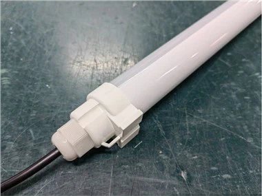 Lampă solară pentru coșul de găini